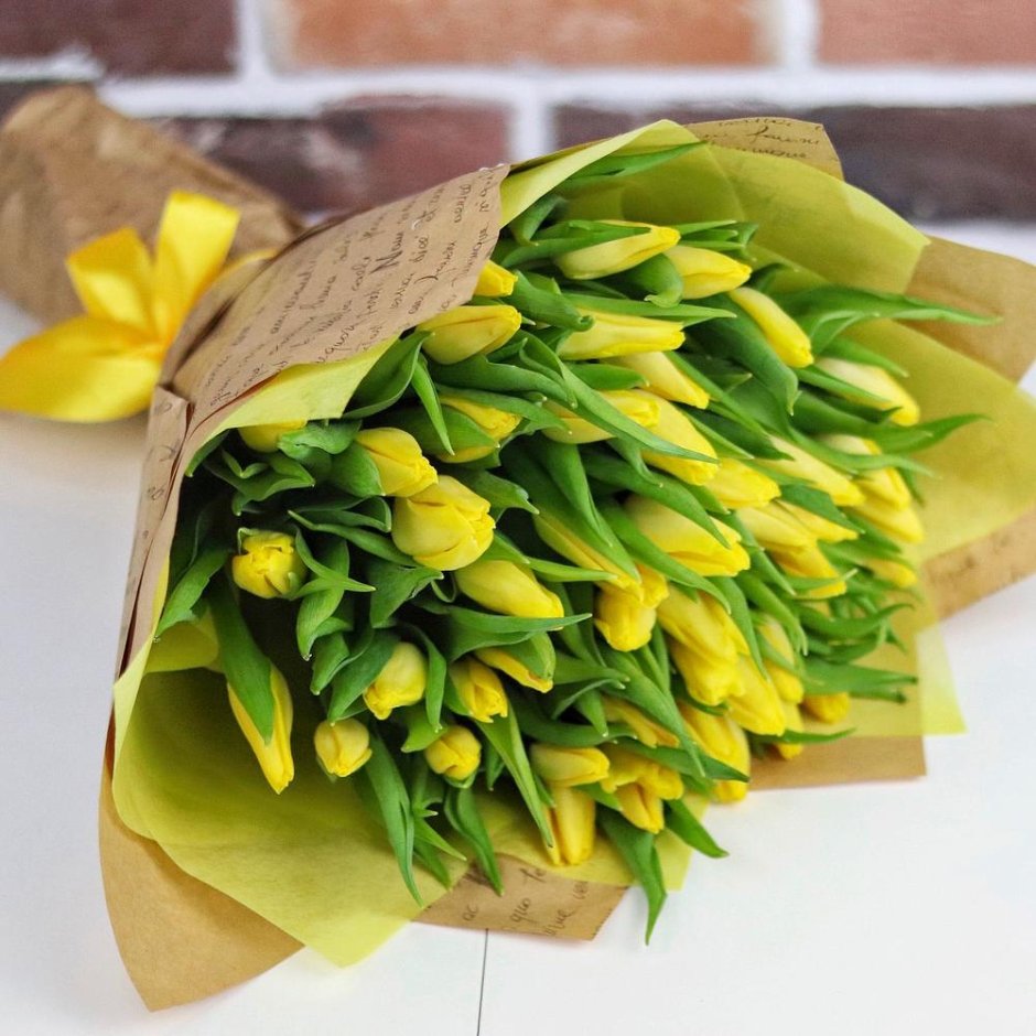 Желтые пионовидные тюльпаны букет