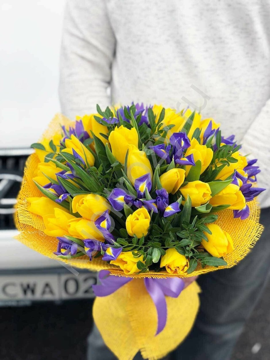 Букет из желтых тюльпанов и синих ирисов