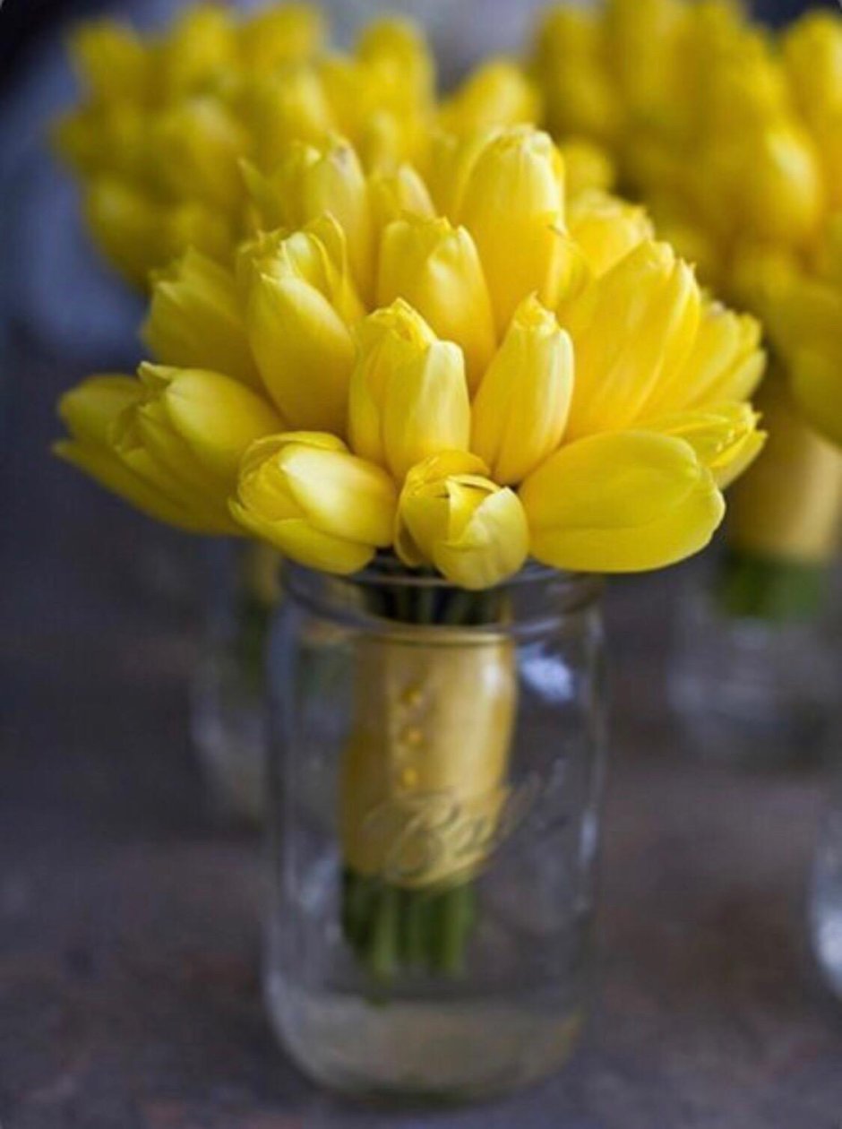Букет желтых тюльпанов в вазе