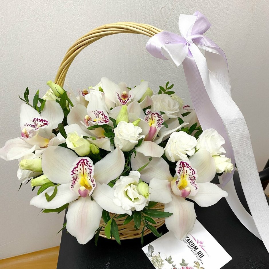 Букет с белой орхидеей Цимбидиум