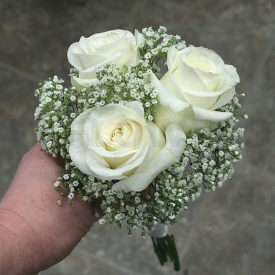 Букет невесты из 5 роз с гипсофилой