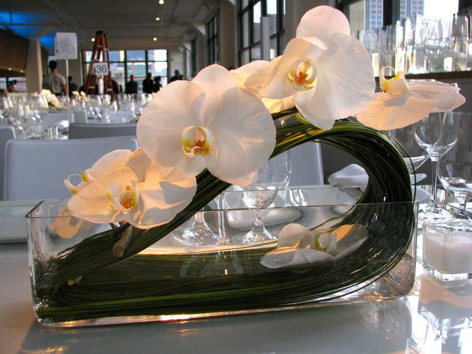 Цветочная композиция с орхидеями на стол