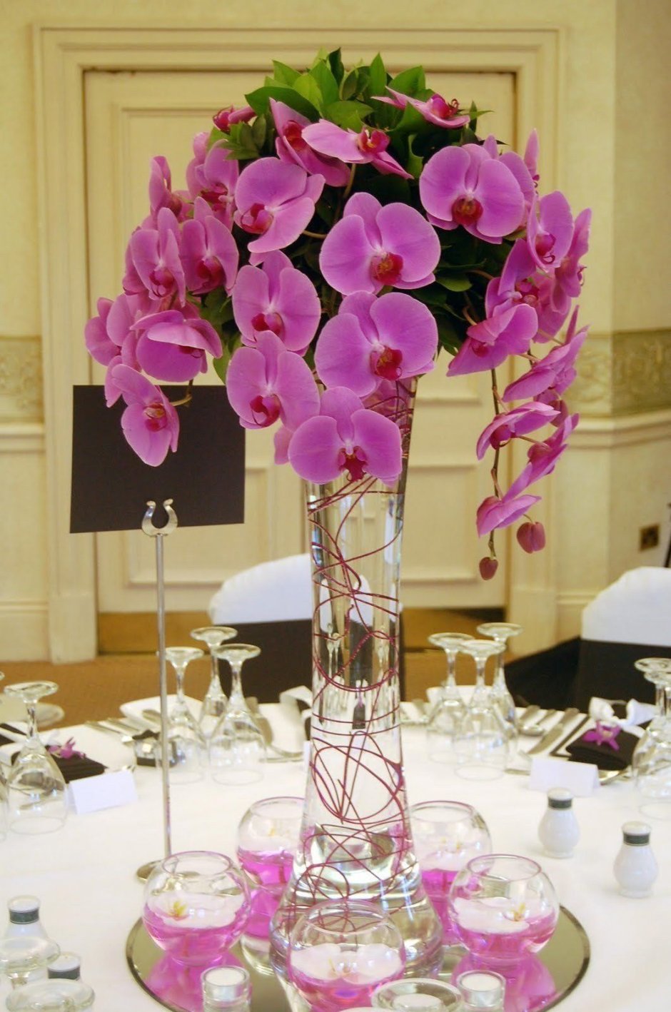 Орхидеи в стеклянных вазах