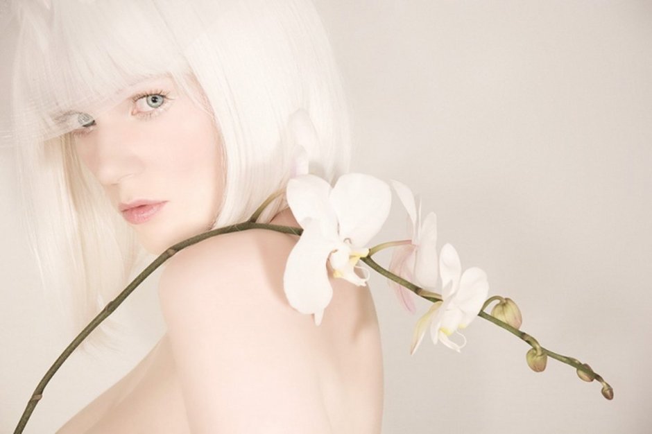 Девушка с белыми орхидеями