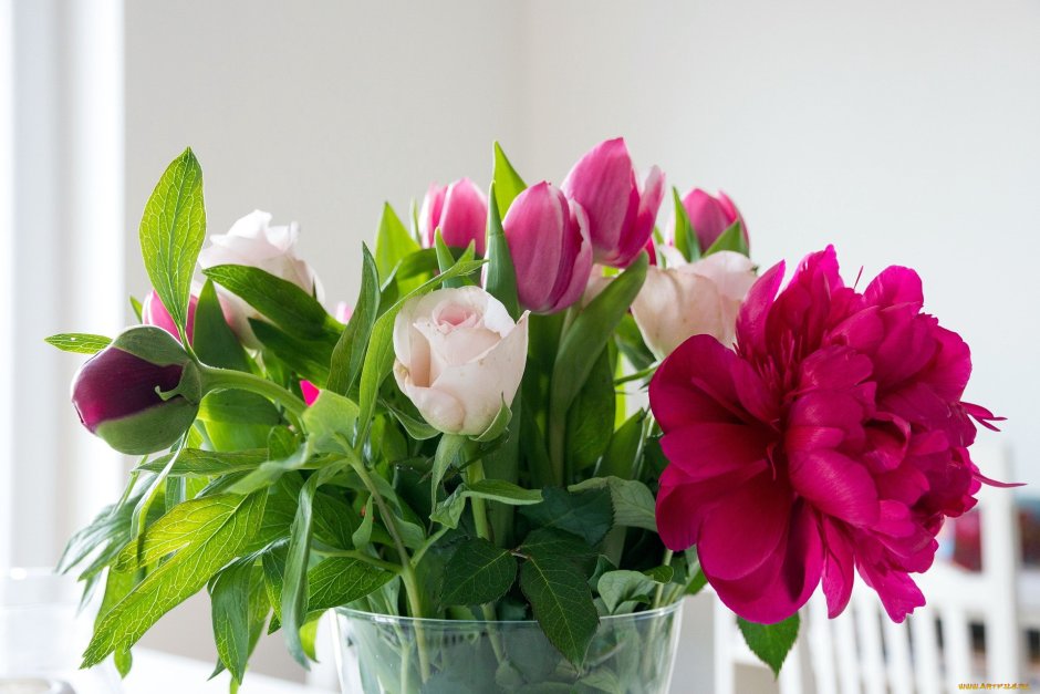Букет пион, роз и тюльпанов