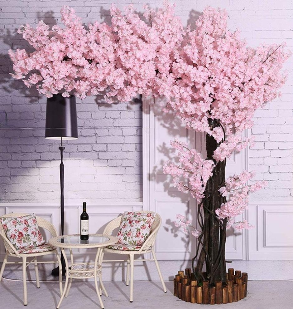 Дерево цветет розовыми цветами