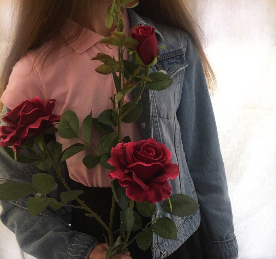 Девушка с розами без лица
