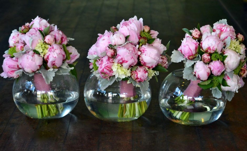 Красивые цветы в прозрачной вазе
