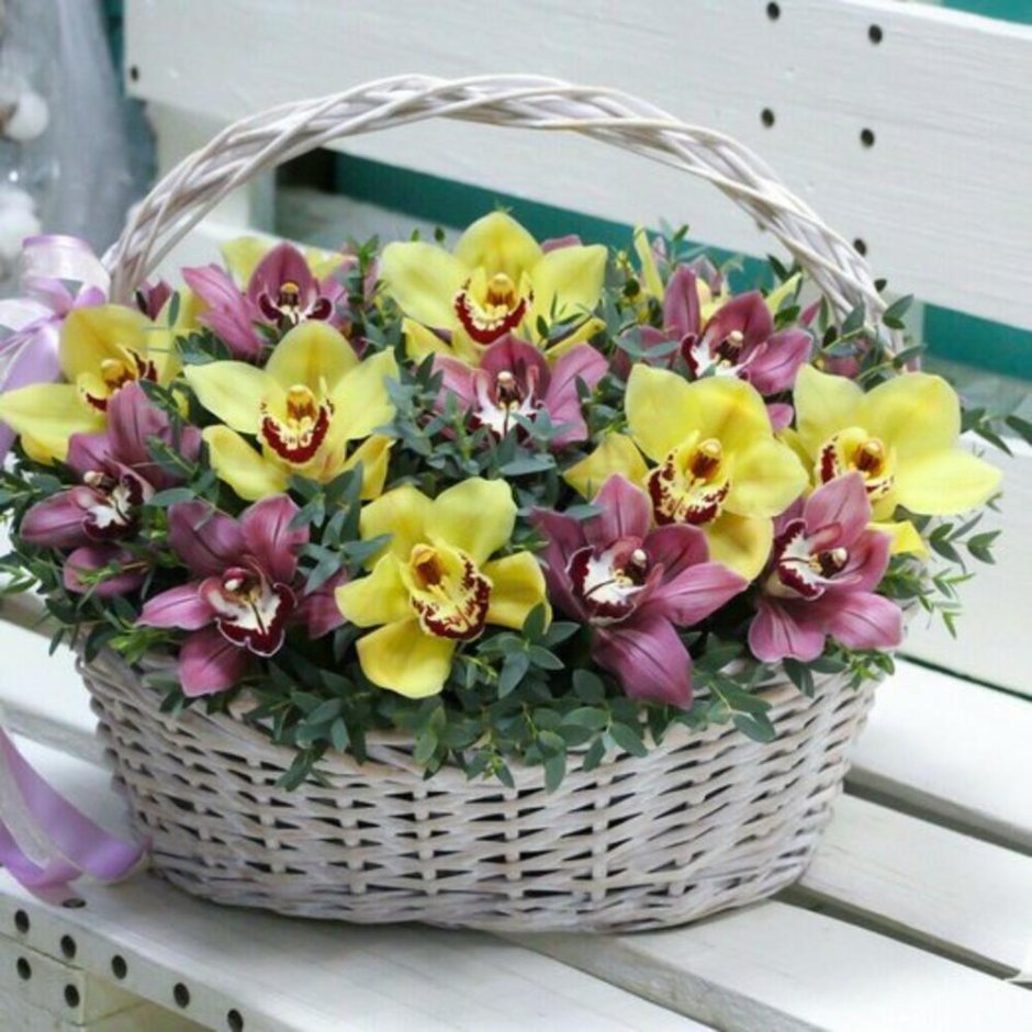 Красивые корзинки с орхидеями и другими цветами