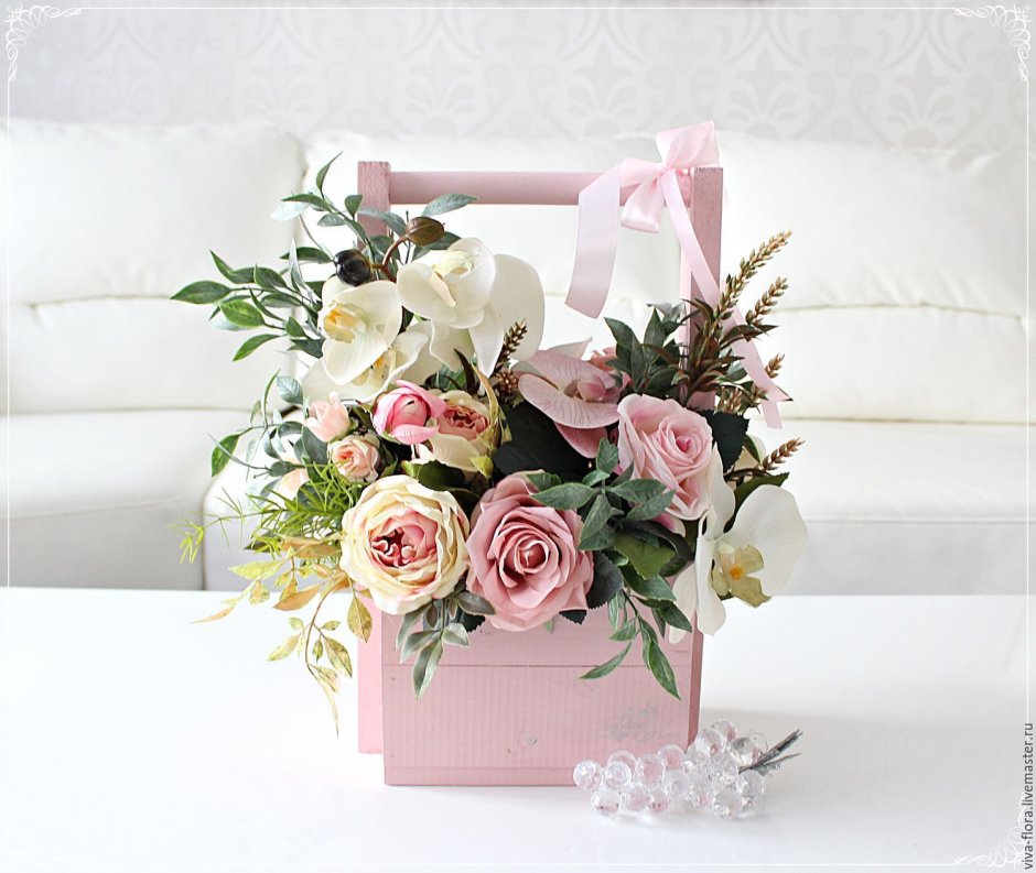 Небольшие цветочные корзинки с цветами