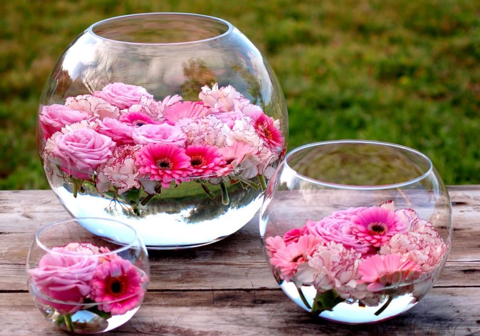 Круглая стеклянная ваза с цветами