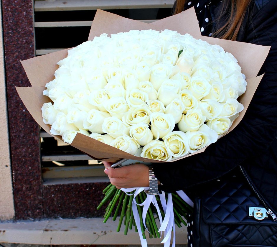 101 Белая роза "Атена"