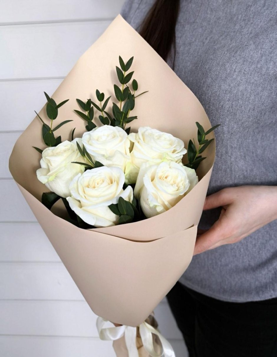 Белые розы в упаковке