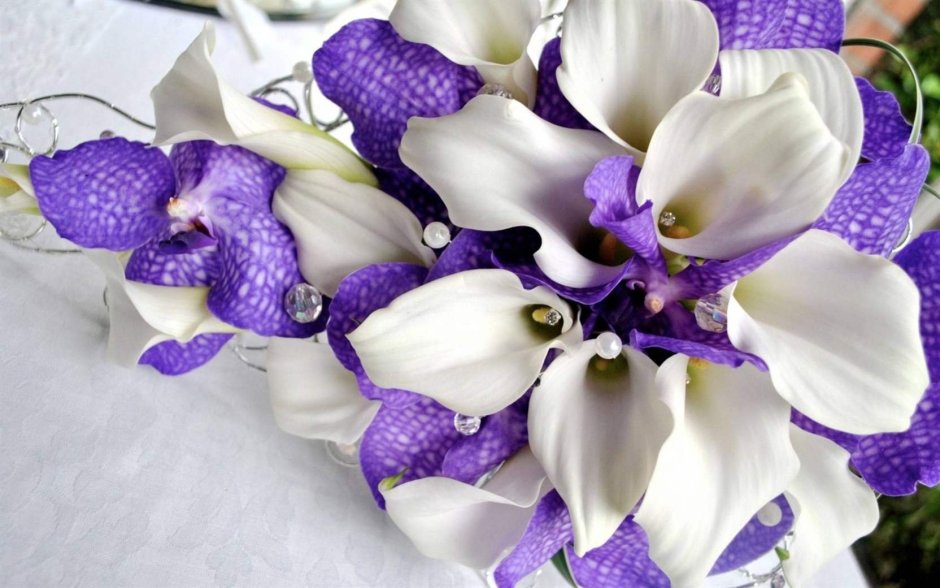 Роскошный букет орхидей