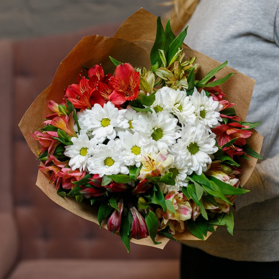 Стильный букет цветов из альстромерии и кустоввх роз