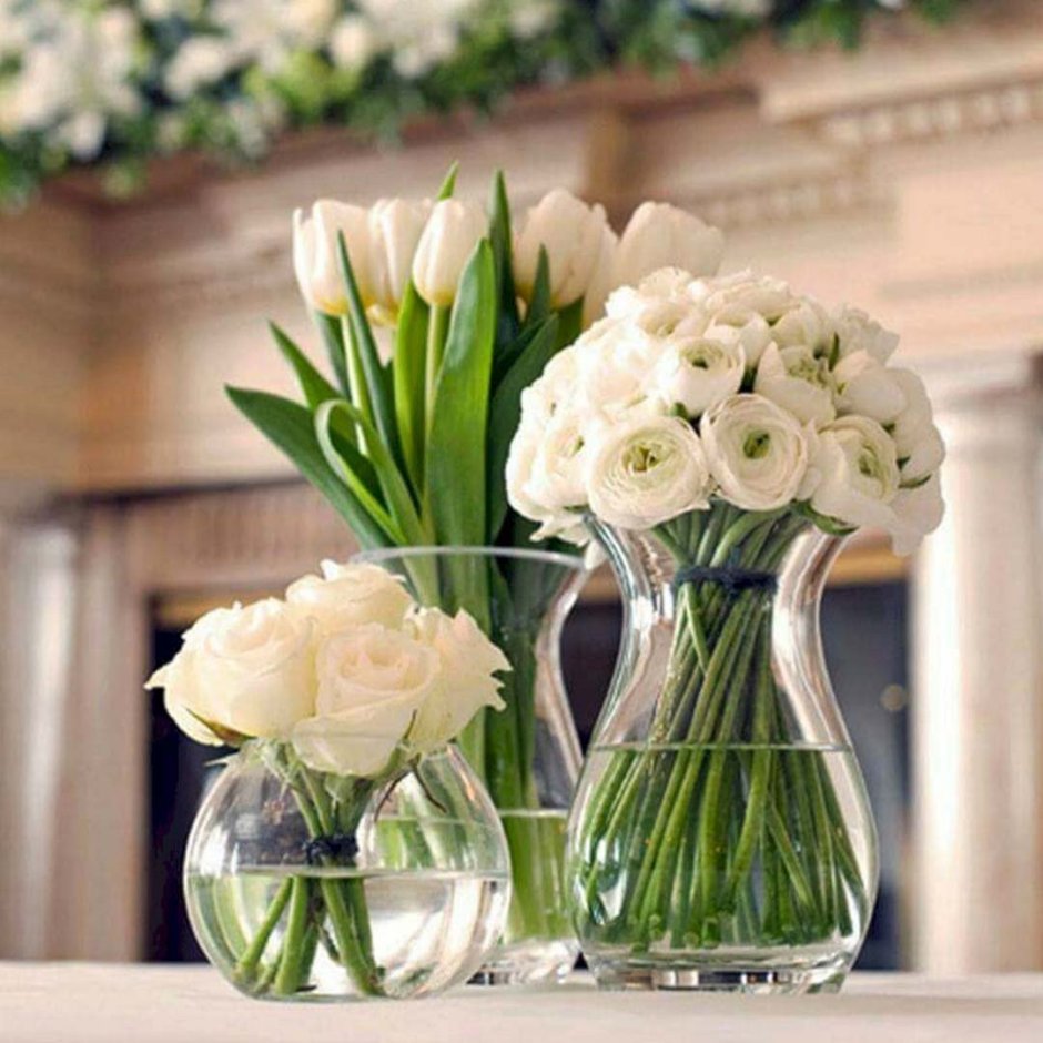 Тюльпаны в прозрачной вазе