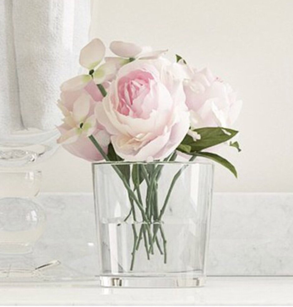 Пионовидные розы в стеклянной вазе