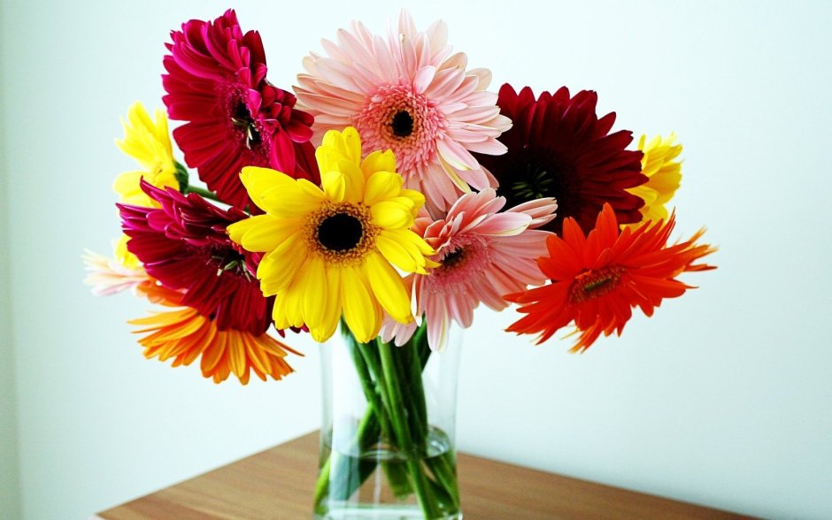 Яркие цветы в вазе