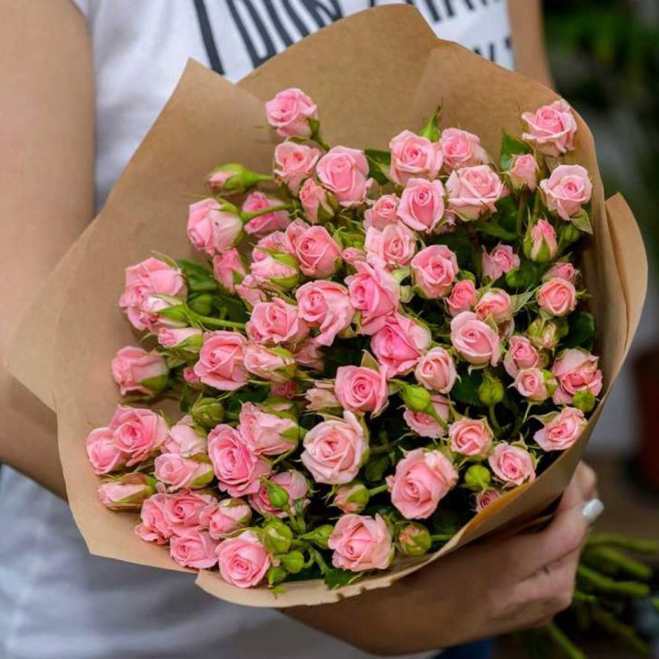 Букет 25 розовых кустовых роз Лидия