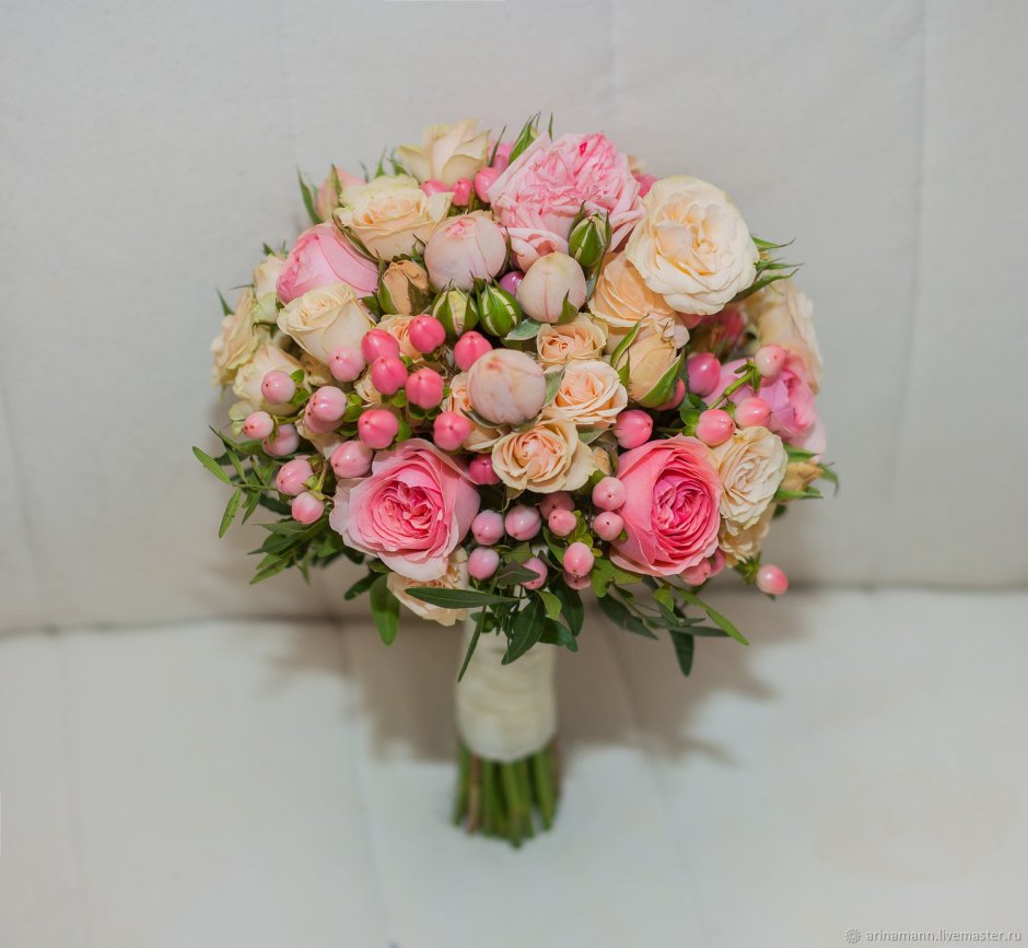 Свадебный букет из кустовых пионовидных роз