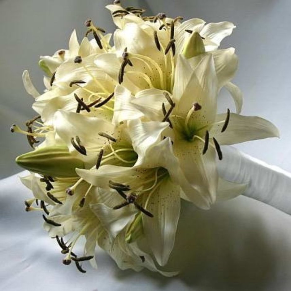 Букет невесты из махровых лилий