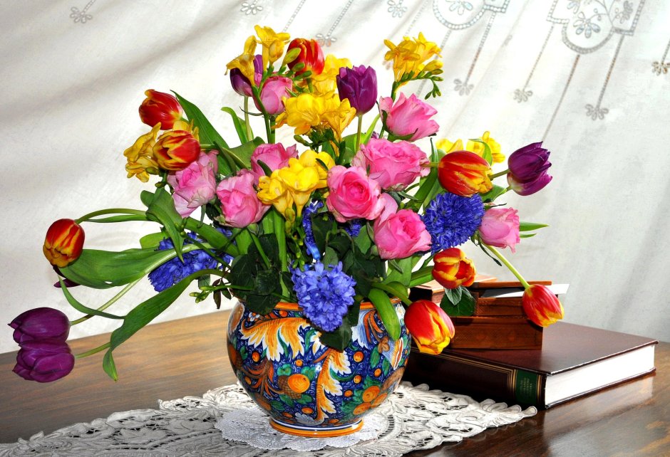 Весенние тюльпаны в вазе
