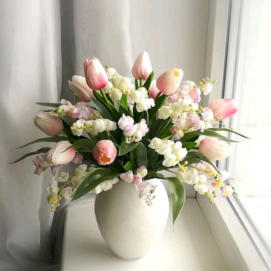 Букетик тюльпанов в вазе