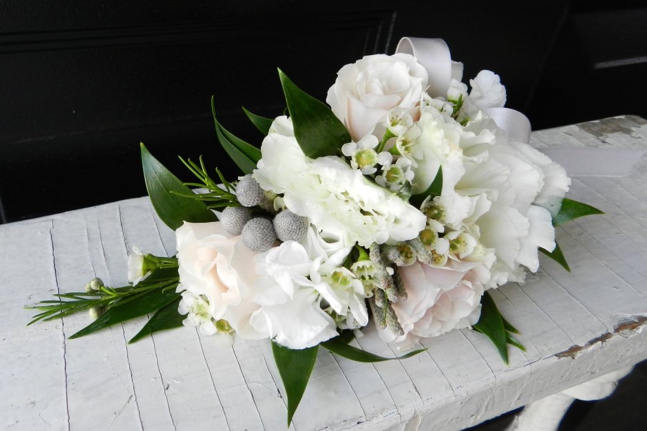 Букет невесты из лизиантуса белого