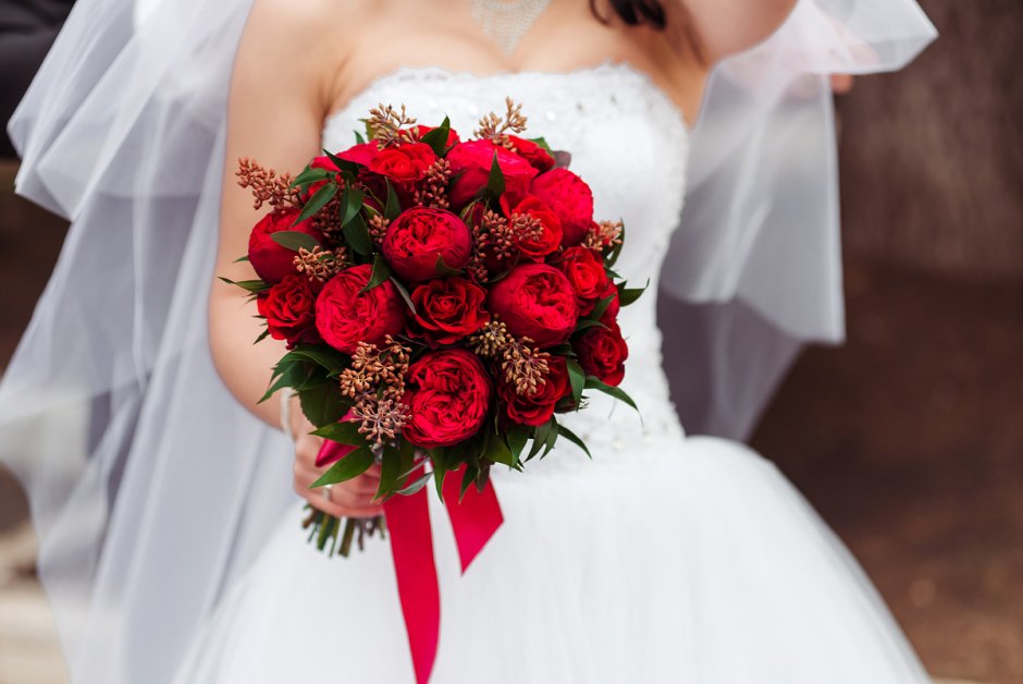Свадебный букет черно красные розы