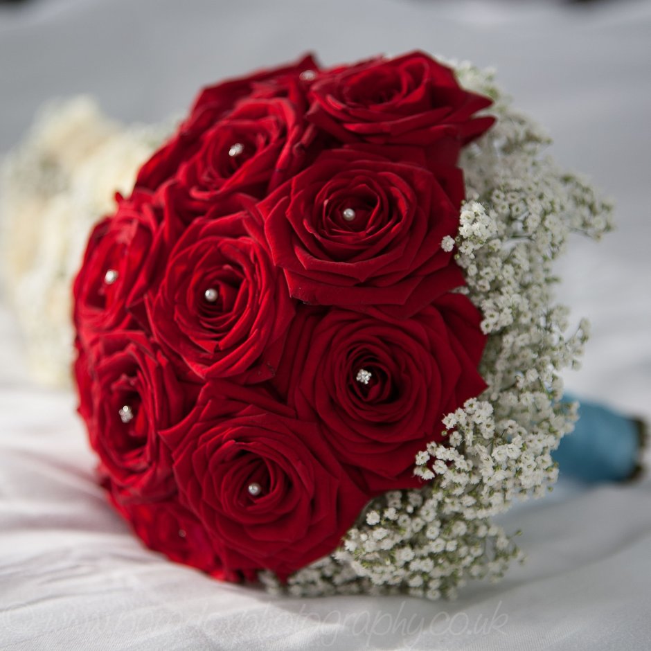 Букет невесты красные розы и гипсофила
