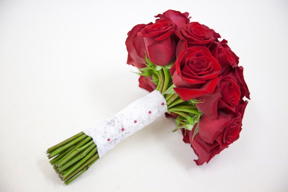 Фрезия белая и красные розы букет для невесты