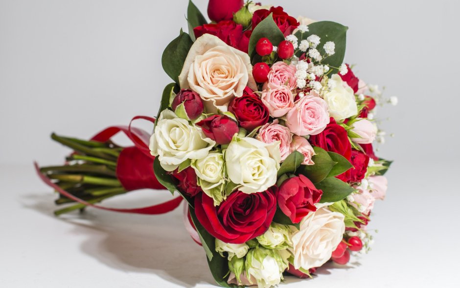 Свадебный букет алых роз
