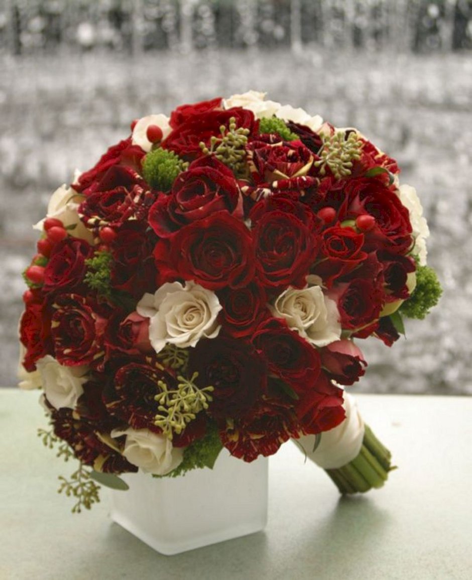 Свадебный букет из красных роз и эвкалипта