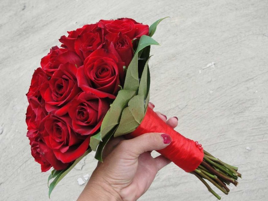 Свадебный букет с 7 красной розы
