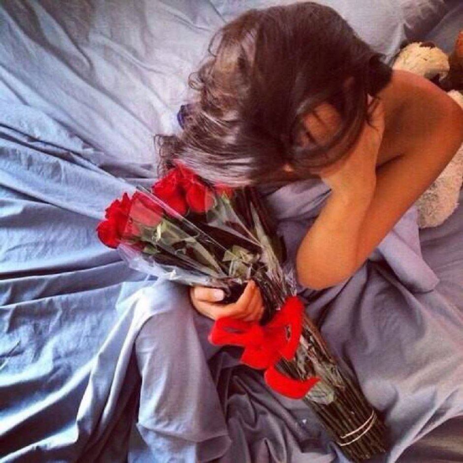 Девушка в постели с цветами