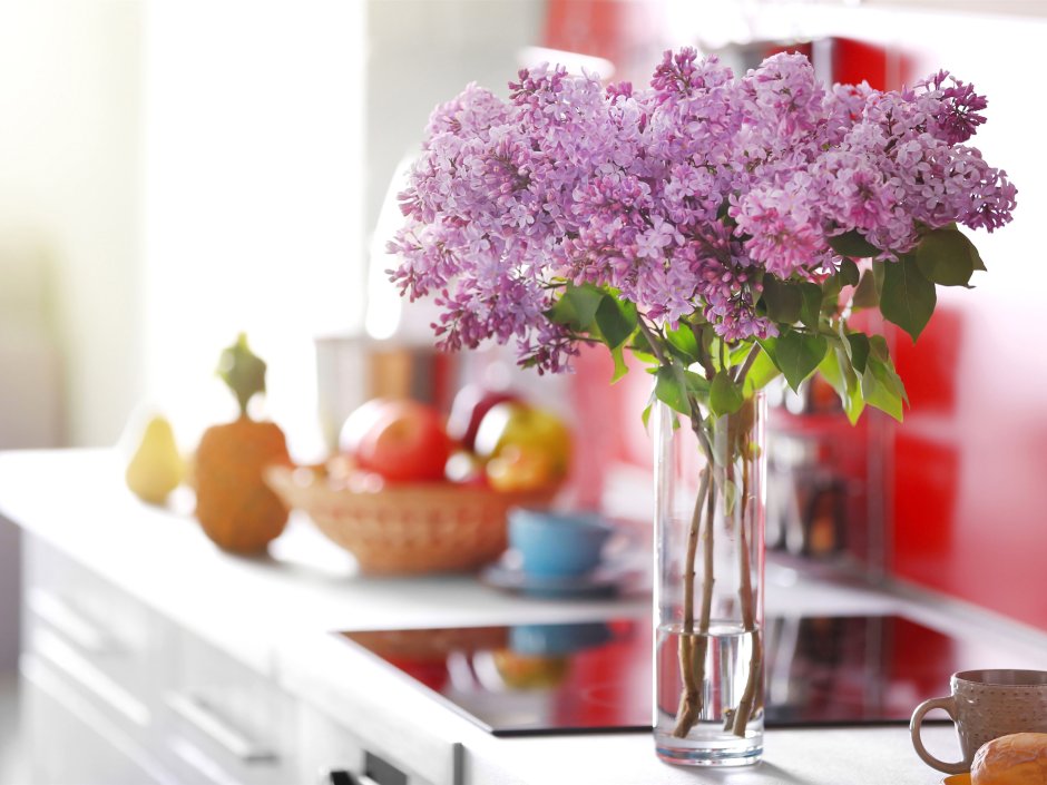 Цветы в вазе на кухне