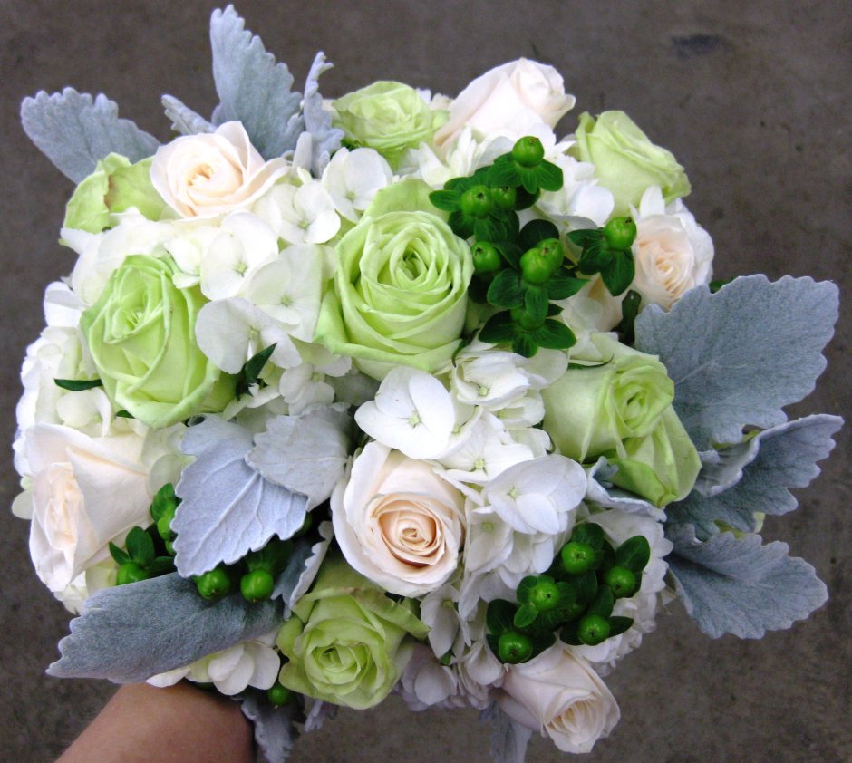 Букет невесты бело зеленый с фрезией