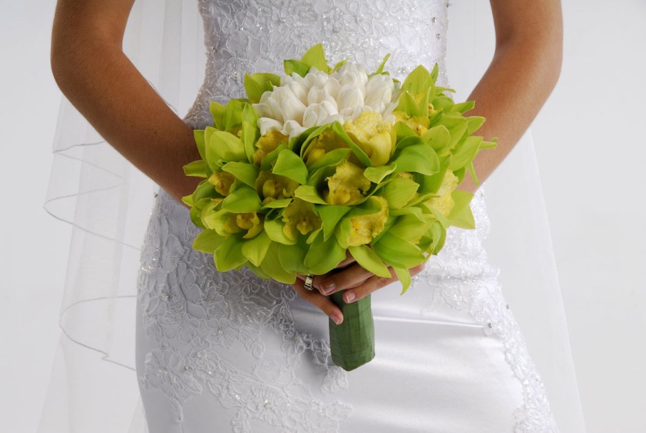 Букет невесты с зеленым гиперикумом