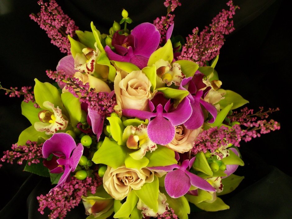Роскошный букет орхидей