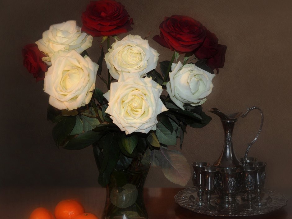 Розы в вазе на столе