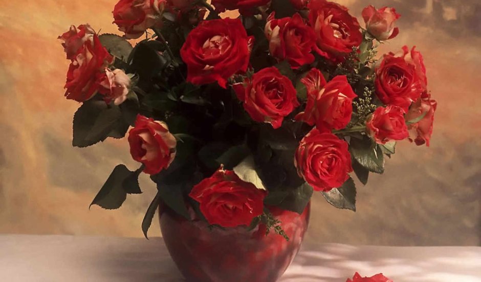 Багряные розы в вазе