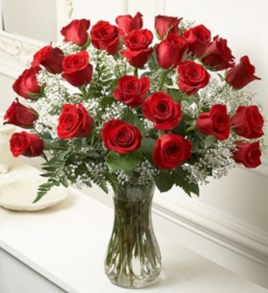 Букет красных роз в вазе на столе