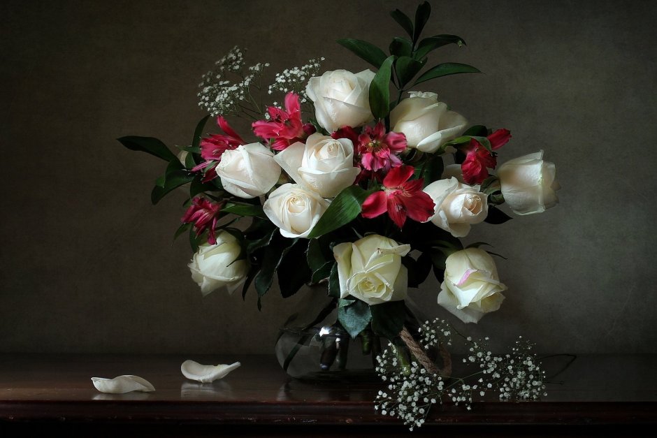 Белые розы в вазе на столе