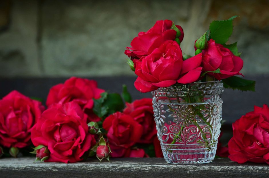 Красивые розы в вазе
