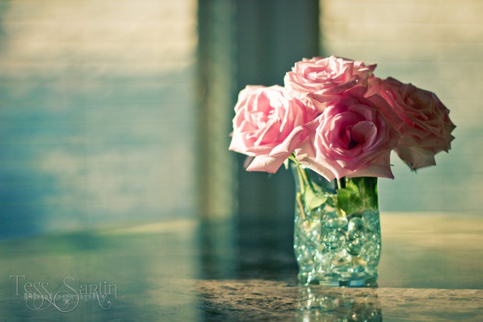Розовые розы в хрустальной вазе