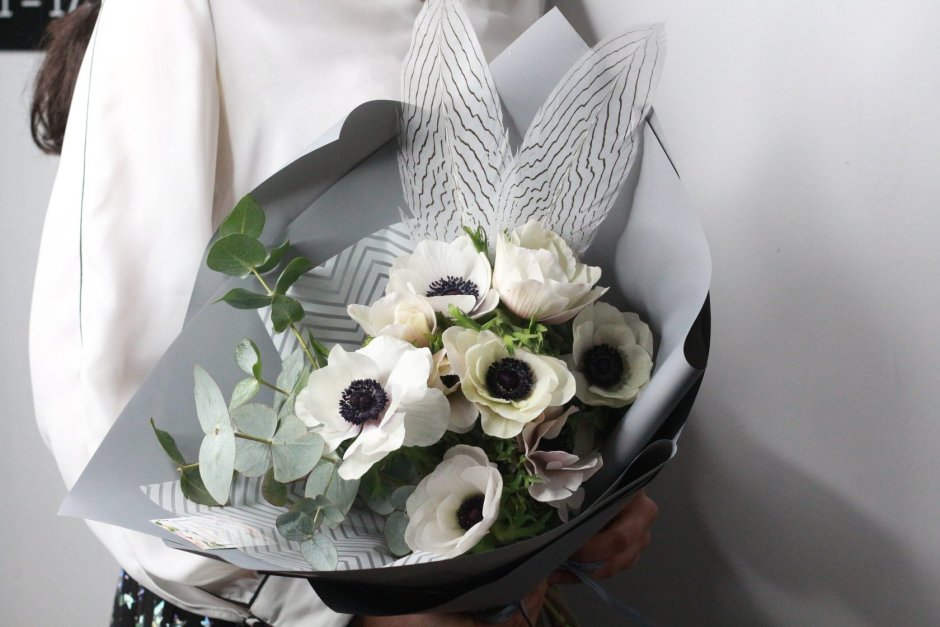 Цветок офисный с белым цветком