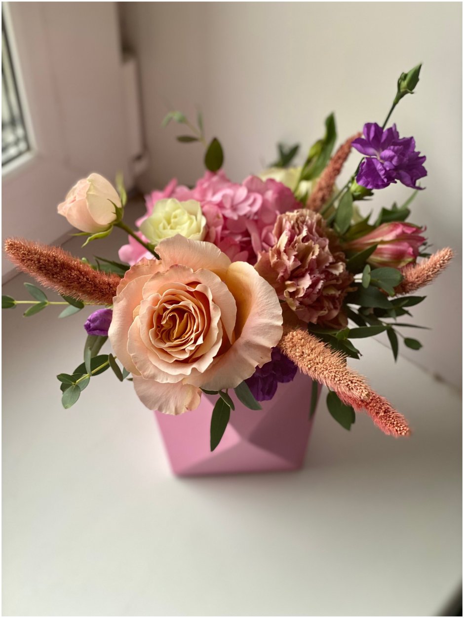 Коробочка с цветами и сухофруктами