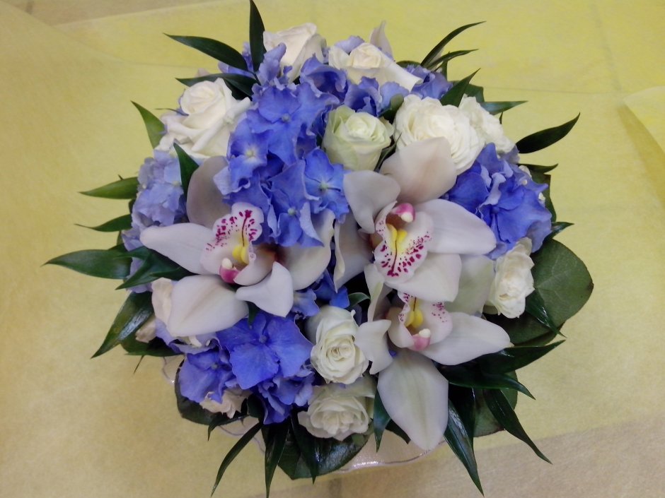 Свадебный букет с синей гортензией и белыми орхидеями