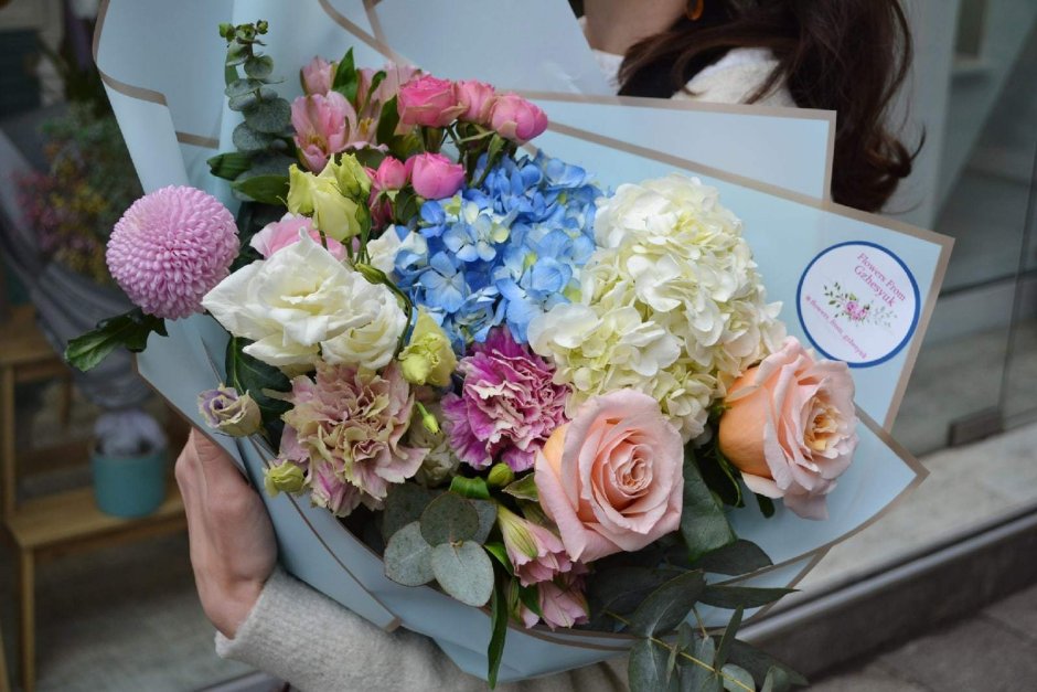 Свадебный букет белые розы и синяя статица