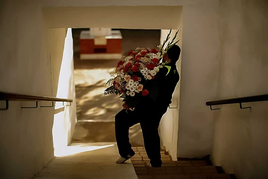 Мужчина с цветами у двери